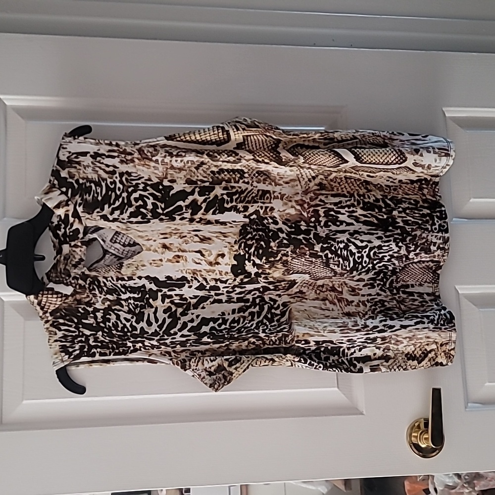 High neck sleeveless blouse